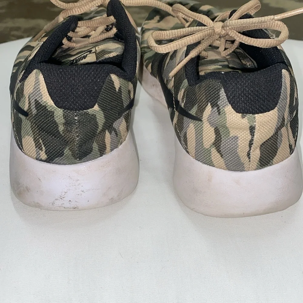 Nike Boys Shoes Green/Kakhi Camo, Whote Sole sz 7Y
